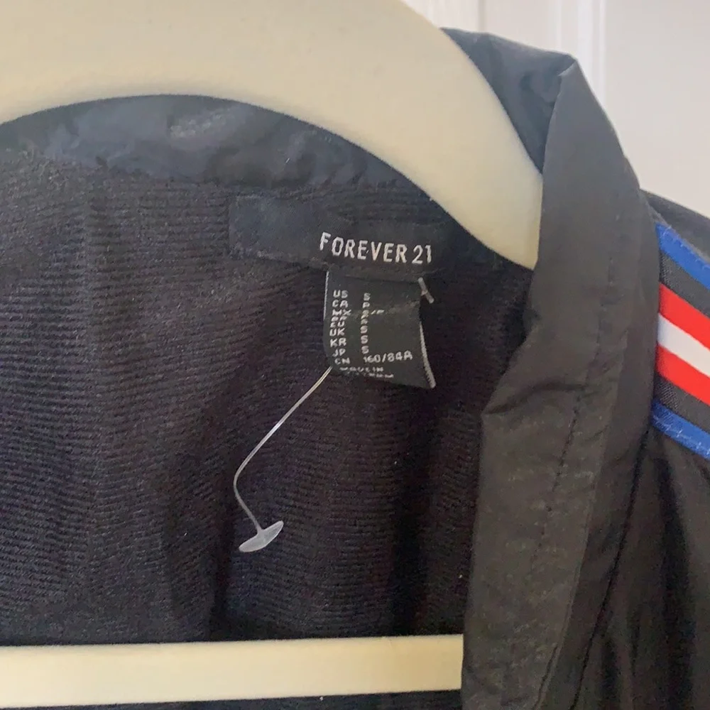 HP 🎉 Cropped Black windbreaker jacket - Picture 6 of 7